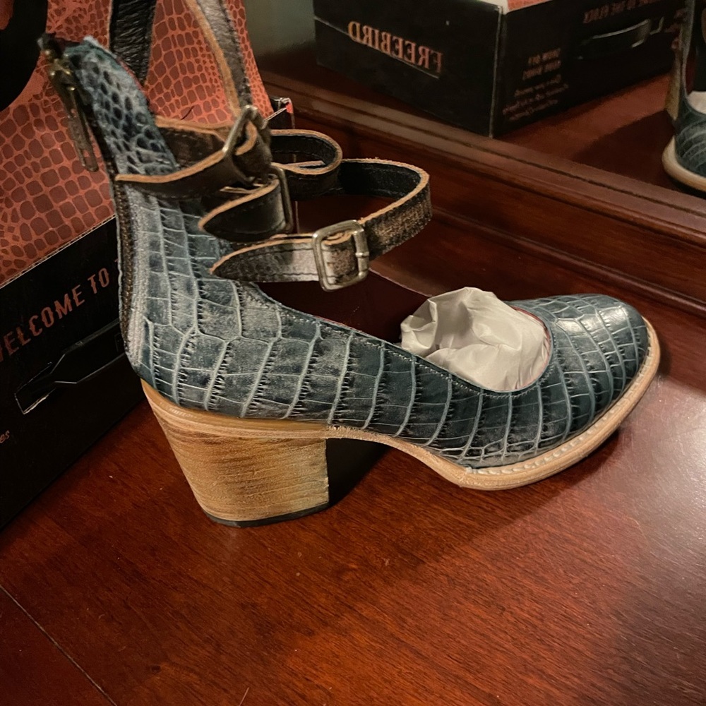 Freebird Randi shoe: turquoise croco size 8